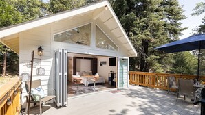 A modern house with a covered patio, a dining area, and a bedroom. - Bugsy’s Escape House|Private|Nature (Lake Arrowhead)