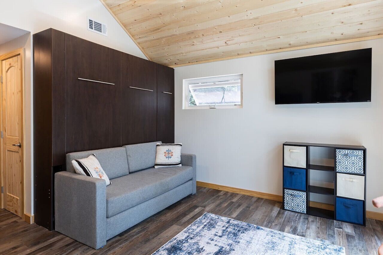 Smart-TV, Kamin, Bücher