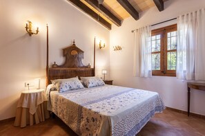 4 bedrooms, iron/ironing board, free WiFi, bed sheets