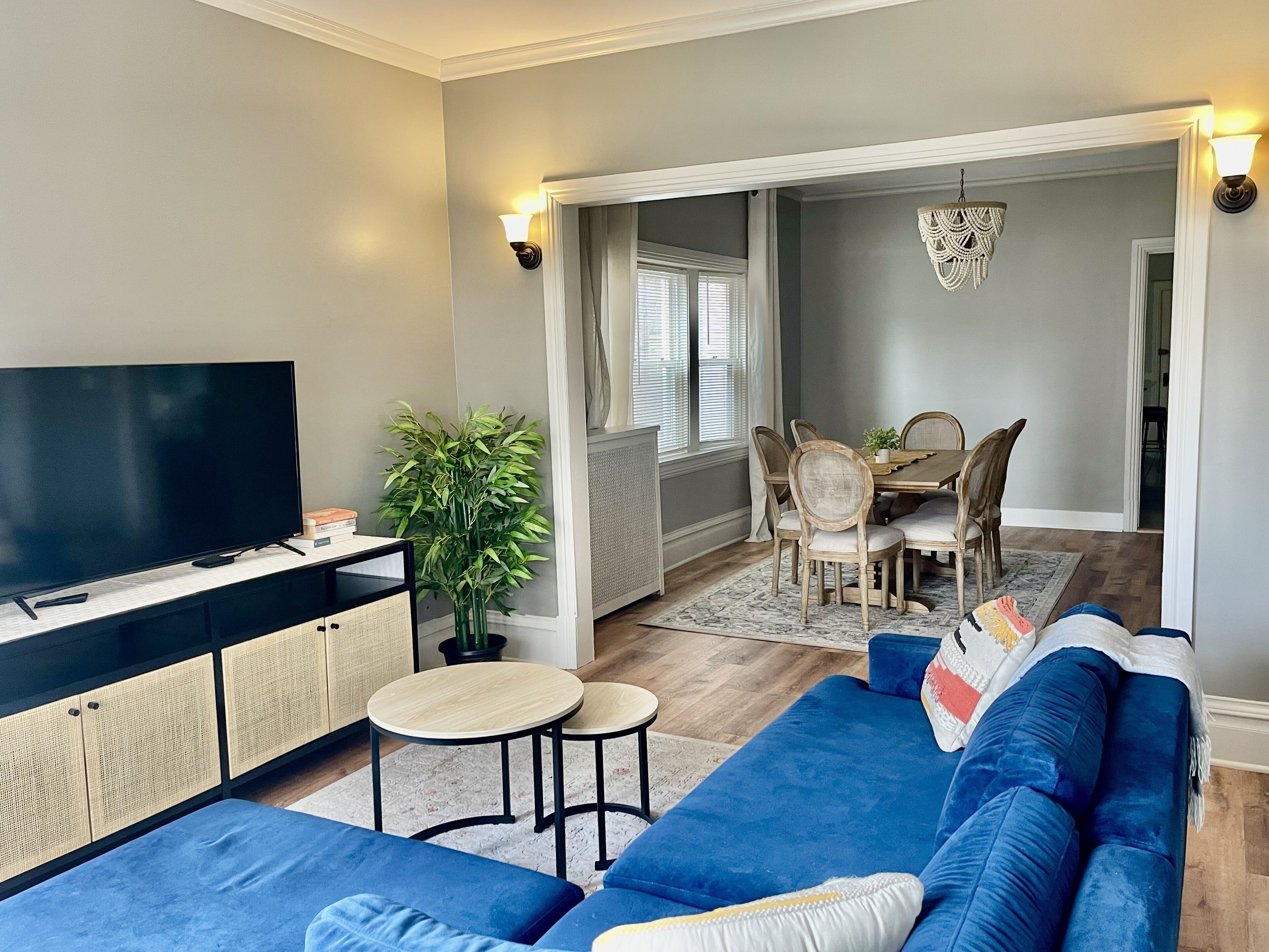 Lovely Oak Park Boho Vintage 3bd/1ba. Located near public transit/free parking