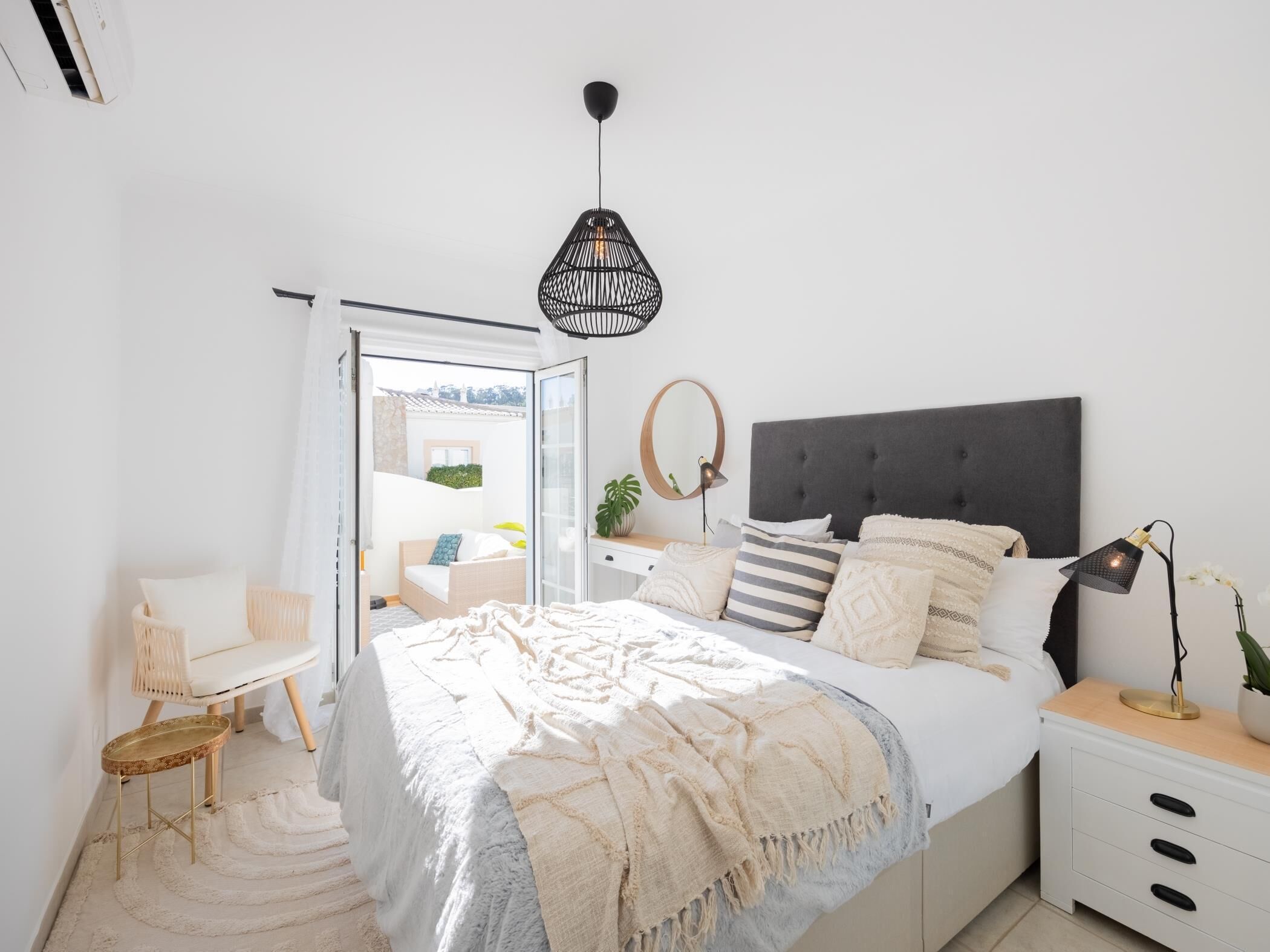 2 bedrooms, iron/ironing board, internet, bed sheets