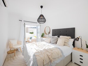 2 bedrooms, iron/ironing board, Internet, bed sheets - Dream Retreat in Budens (Budens)