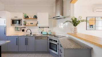 Kylskåp, mikrovågsugn, ugn och diskmaskin