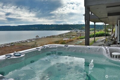 Year Round Beachfront Escape.  Mountain Views, Hot Tub, Dedicated Retreat Room