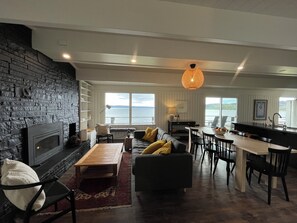 TV connectée, cheminée, livres, chaîne hi-fi