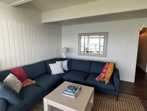 Smart-TV, peis, bøker og stereoanlegg