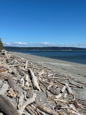 På stranden, liggestole, badehåndklæder
