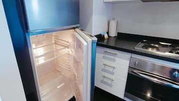 Een koelkast, een magnetron, een oven, een koffiezetapparaat/waterkoker