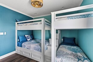 4 soverom, skrivebord, strykejern/-brett og reiseseng for barn