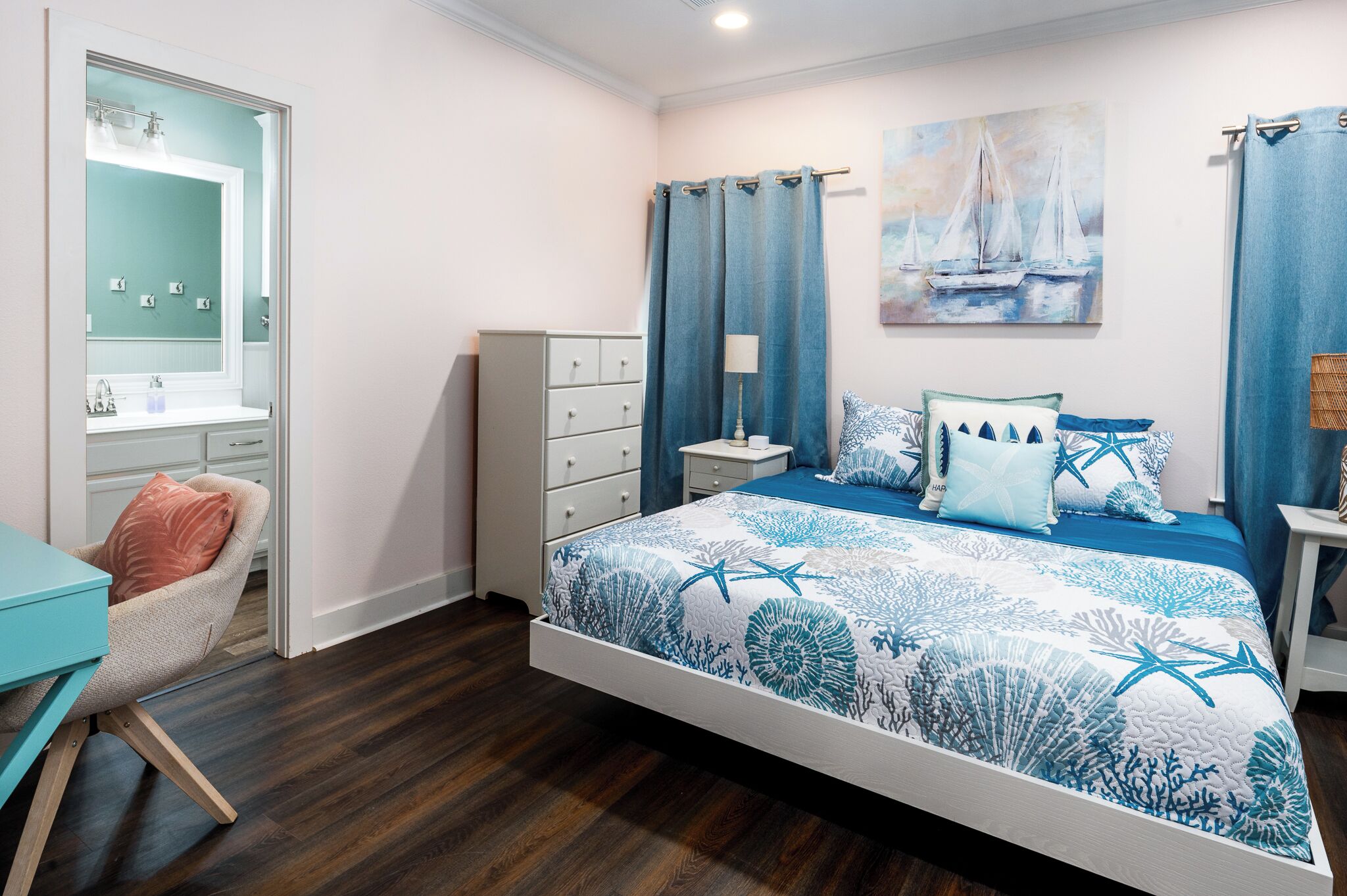 4 habitaciones, escritorio y tabla de planchar con plancha 