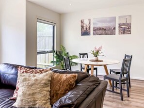 TV - Stylish Berwick Home with WiFi, Smart TV, Garage (Berwick)