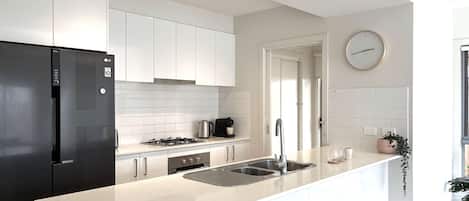 Frigorifero, microonde, forno, piano cottura