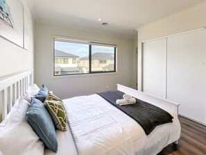 3 chambres, fer et planche à repasser, Wi-Fi, draps fournis