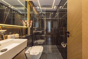 Dusche, Haartrockner, Handtücher, Seife