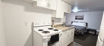 Affordable, Queen Bed, Parking, Downtown, A+, WiFi