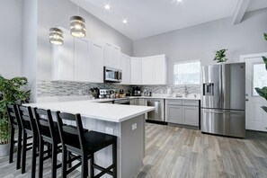 冰箱、微波炉、烤箱、炉灶