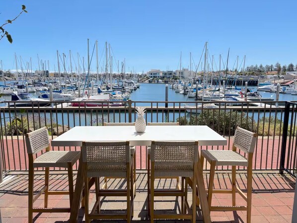 Outdoor dining - 'The Aquarium' Waterfront Apartment  (North Haven)