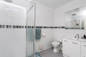 Articles de toilette gratuits, sĂšche-cheveux, serviettes fournies, savon