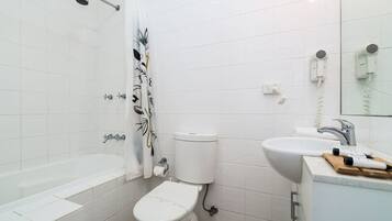 Haartrockner, Handtücher, Seife, Toilettenpapier