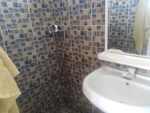 Hårtork, handdukar, tvål och toalettpapper