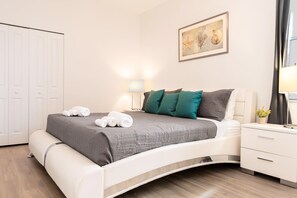 5 habitaciones, tabla de planchar con plancha, cuna de viaje y wifi 