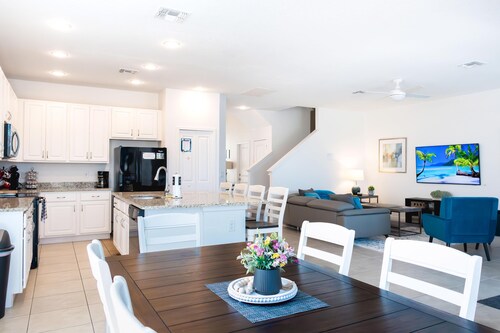 Heavenly 5 Bedroom, 6 Bathroom Private Pool Home with Beautiful Lakeview in Gated Resort!