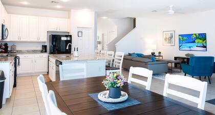 Heavenly 5 Bedroom, 6 Bathroom Private Pool Home with Beautiful Lakeview in Gated Resort!