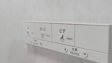 A control panel with Japanese text and symbols indicating different positions for wheelchair access.
