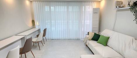 Smart-TV, bøker, stereoanlegg og PC-skjermer