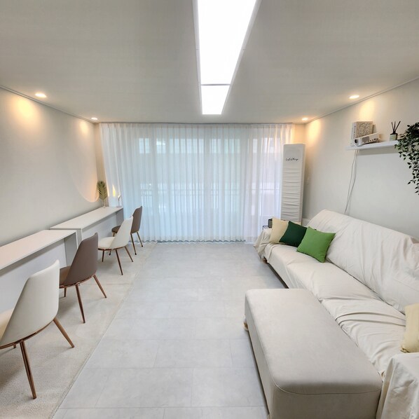 Smart TV, books, stereo, computer monitors - #near beach 5min-walk#Cozy Space for Solo Female Travelers in Donghae in Korea (Donghae-si)