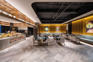 En modern restaurang med en bardel, marmorgolv och en samtida inredning.