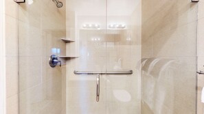 Toalhas de banho, sabonete, shampoo, papel higiênico