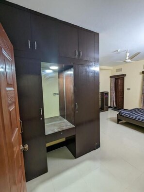 1 habitación y escritorio 