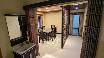 1 habitación y escritorio