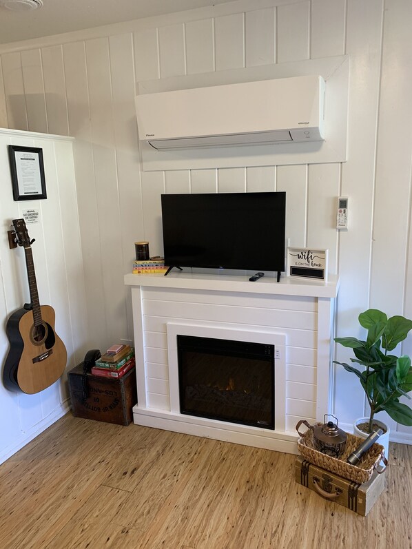 Interior - Mountain Cottage with creek and accessible trail and pond near Yosemite! (Mariposa)