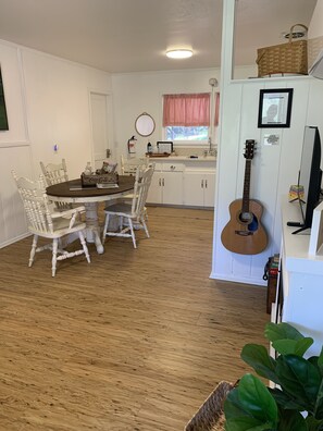 Dining - Mountain Cottage with creek and accessible trail and pond near Yosemite! (Mariposa)