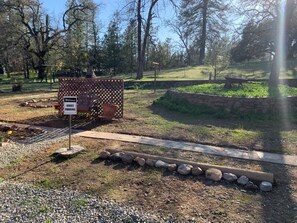 Property grounds - Mountain Cottage with creek and accessible trail and pond near Yosemite! (Mariposa)