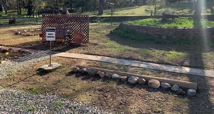 Mountain Cottage with creek and accessible trail and pond near Yosemite!