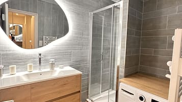 Een douche, een haardroger, zeep, toiletpapier