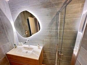 Douche, sèche-cheveux, savon, papier toilette