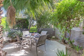Outdoor dining - Palm Springs Condo: 3 Fenced Patios, Pool Access (Palm Springs)