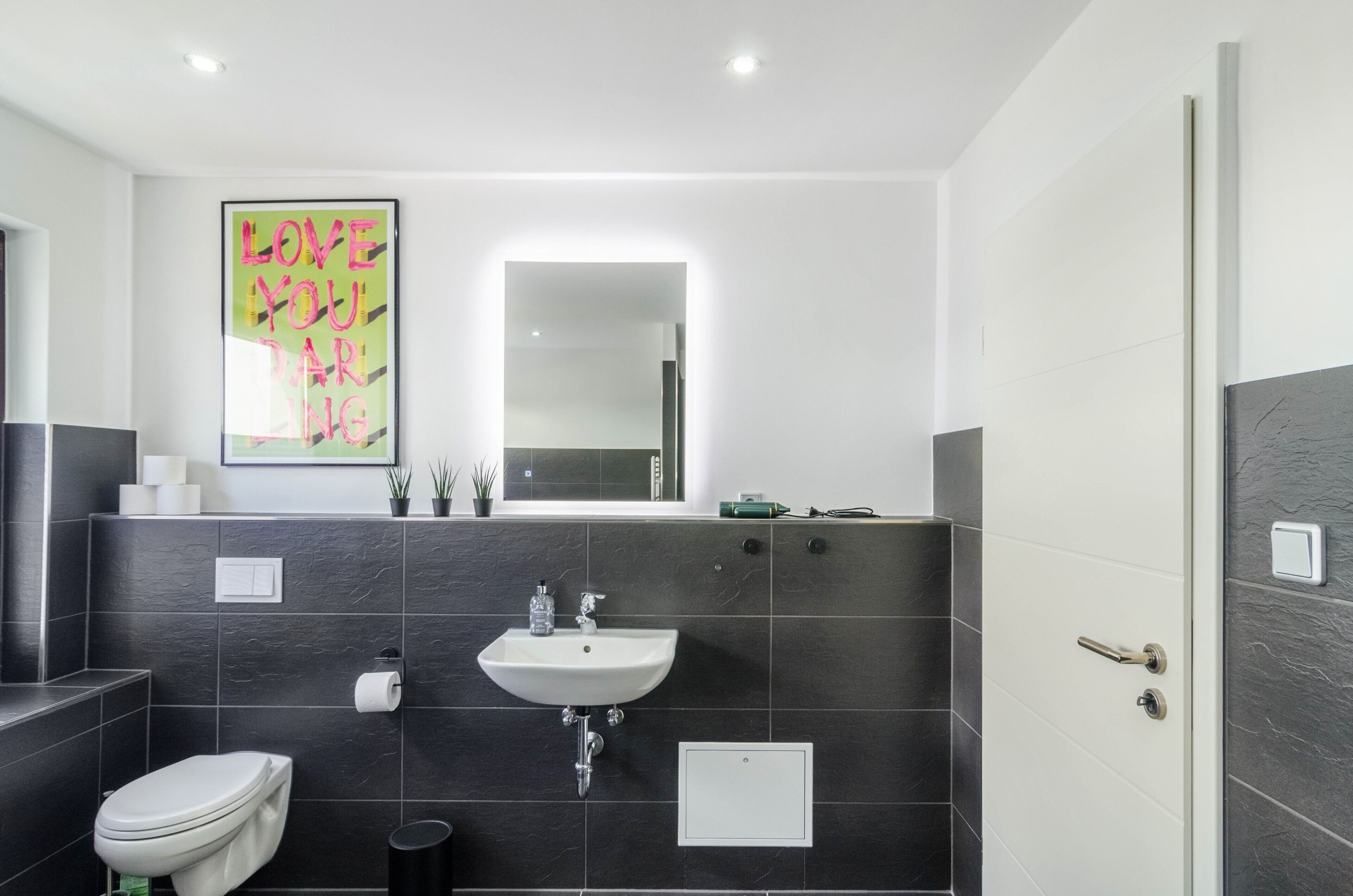 Douche, sèche-cheveux, serviettes fournies