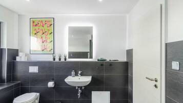 Douche, sĂšche-cheveux, serviettes fournies