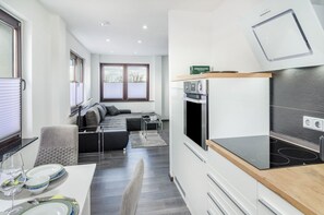 Kjøleskap, ovn, kokeplater og oppvaskmaskin