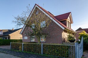 Exterior - Holiday Home 'Ferienhaus Inselliebe' with Private Terrace, Private Garden and Wi-Fi (Borkum)