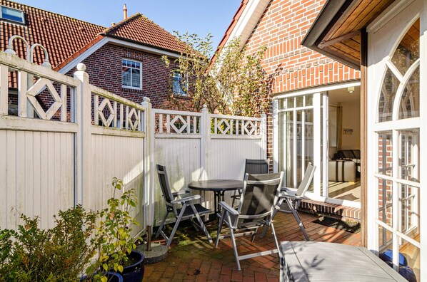 Outdoor dining - Holiday Home 'Ferienhaus Inselliebe' with Private Terrace, Private Garden and Wi-Fi (Borkum)