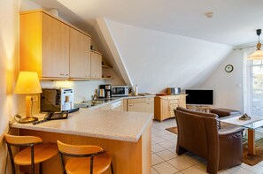 Fridge, microwave, stovetop, dishwasher - Apartment 'Ferienwohnung Inselheide' with Private Garden, Balcony and Wi-Fi (Borkum)