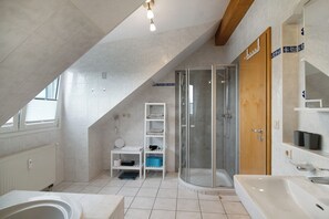 Shower, hair dryer, towels - Apartment 'Bio Obsthof Schöngarten' with Lake View, Balcony and Wi-Fi (Lindau (Bodensee))
