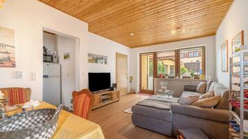 Fernseher, DVD-Player, Stereoanlage