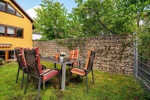 Outdoor dining - Apartment 'Casa Mia 2' with Private Garden and Wi-Fi (Bad Dürkheim)